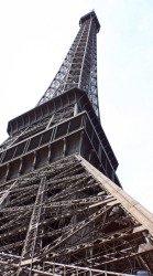 Eiffel Tower photo by Simon Howden